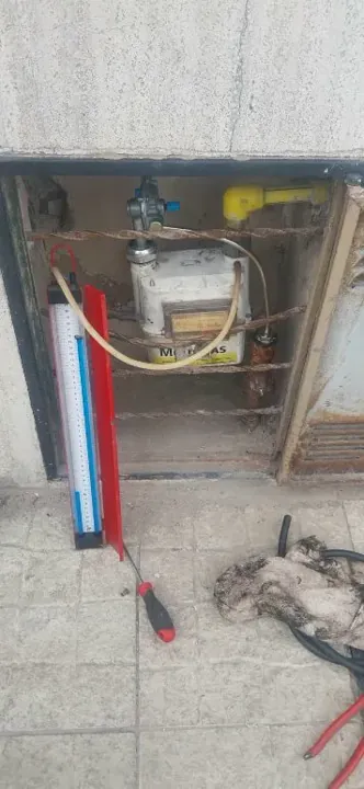 Gabinete del medidor de gas durante una instalación