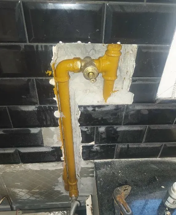 Cañería de gas amarilla instalada en la pared de una cocina