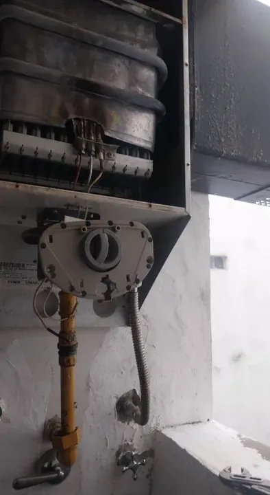 Calefón con conexión de gas amarilla