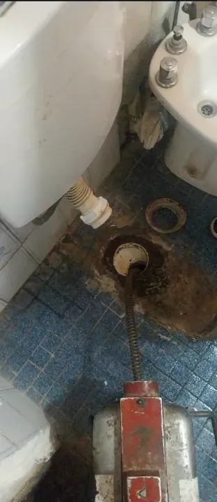 Destapación de una cloaca en un baño