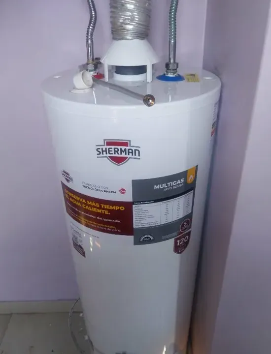 Termotanque a gas instalado en un lavadero