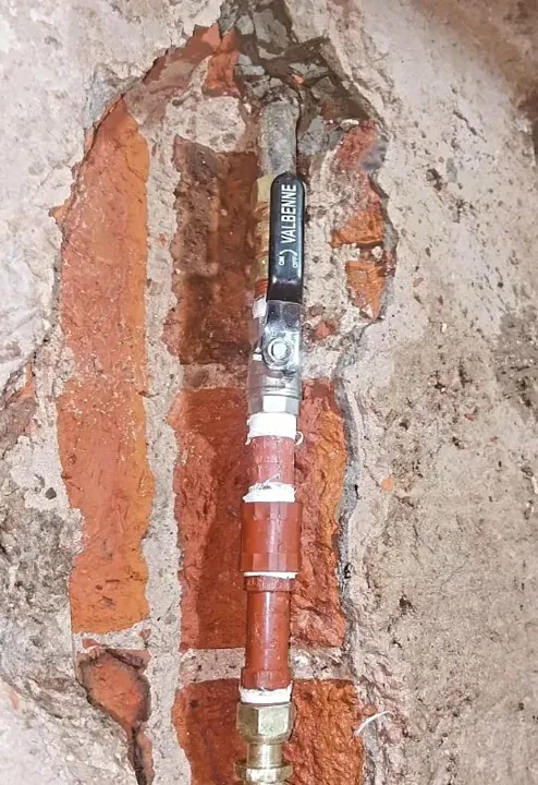 Nueva cañería con llave de paso empotrada en la pared